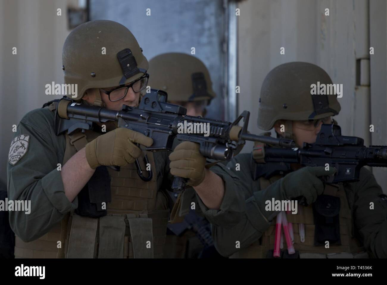 Les Marines américains avec le grand prévôt's Office (PMO), l'Administration centrale et de l'Escadron (H&HS), Marine Corps Air Station Yuma (MCAS), mis en place la gamme pour l'équipe de réaction spéciale (SRT) de la formation sur une gamme de Yuma (Arizona), Feb 27, 2019. L'équipe est composée de personnel de la police militaire formés pour donner un commandant d'installation la possibilité de contrer ou de contenir une situation menace spéciale dépassant la normale les moyens de répression. Banque D'Images