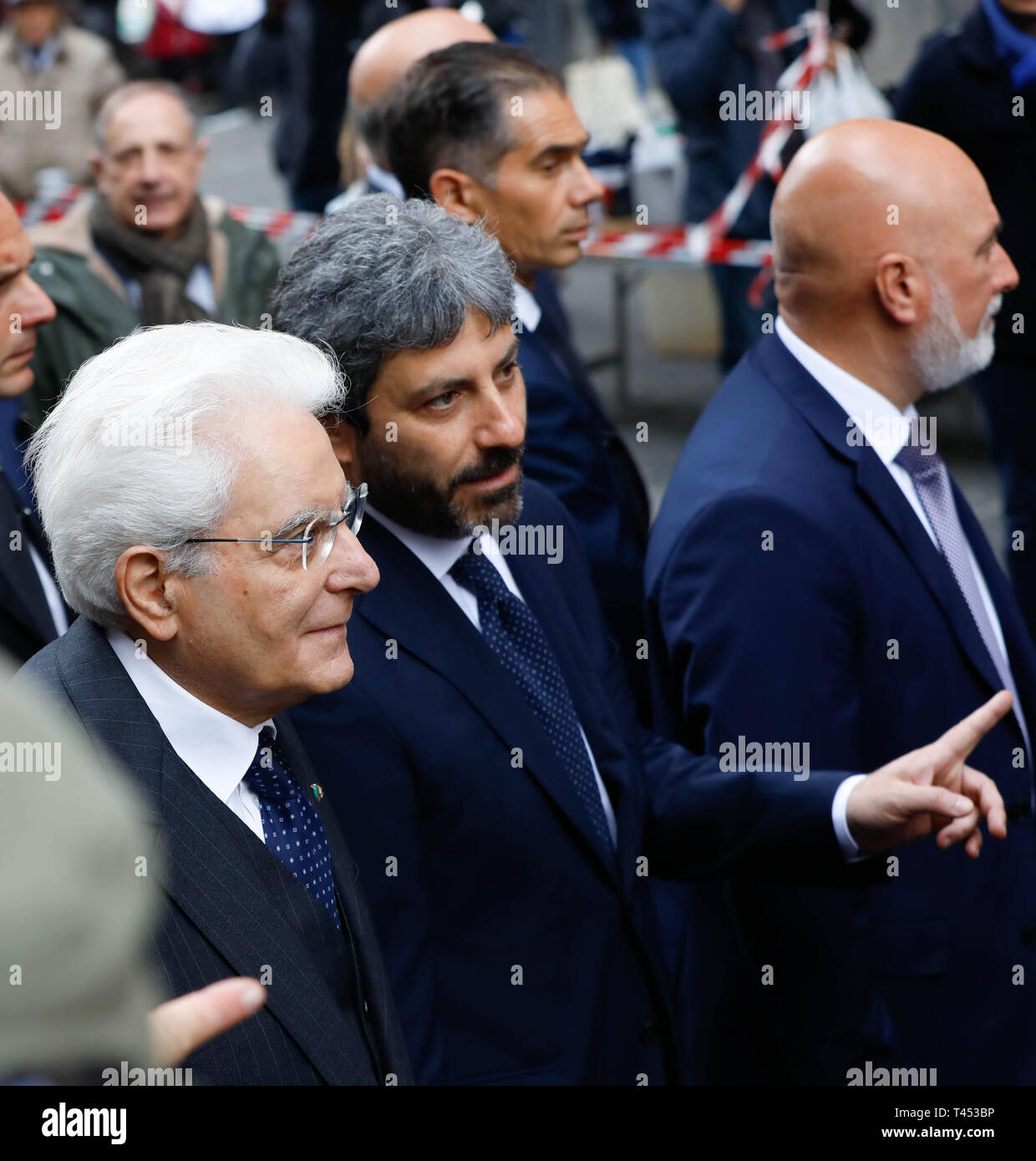 Naples, Naples. 13 avr, 2019. Italie Naples, 13 avril 2019 Le président de la République Sergio Mattarella a visité aujourd'hui le musée de Capodimonte pour visiter l'exposition du Caravage, puis à la populaire du district de santé parmi la population.En Photo : Presidente Sergio Mattarella de Roberto Fico. Crédit : Fabio Sasso/ZUMA/Alamy Fil Live News Banque D'Images