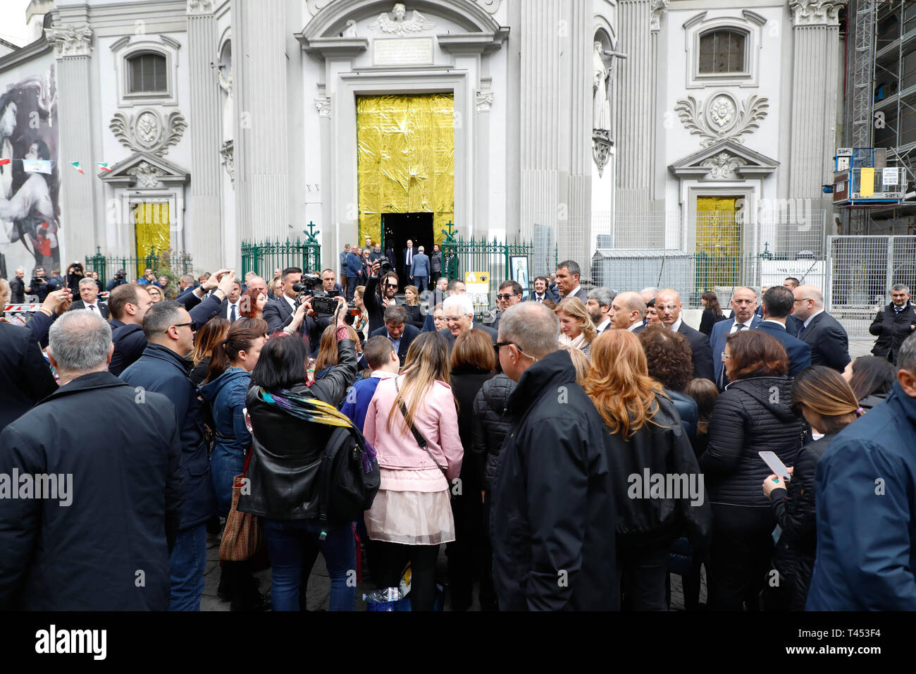 Naples, Naples. 13 avr, 2019. Italie Naples, 13 avril 2019 Le président de la République Sergio Mattarella a visité aujourd'hui le musée de Capodimonte pour visiter l'exposition du Caravage, puis à la populaire du district de santé parmi la population.En Photo : Presidente Sergio Mattarella de Roberto Fico. Crédit : Fabio Sasso/ZUMA/Alamy Fil Live News Banque D'Images