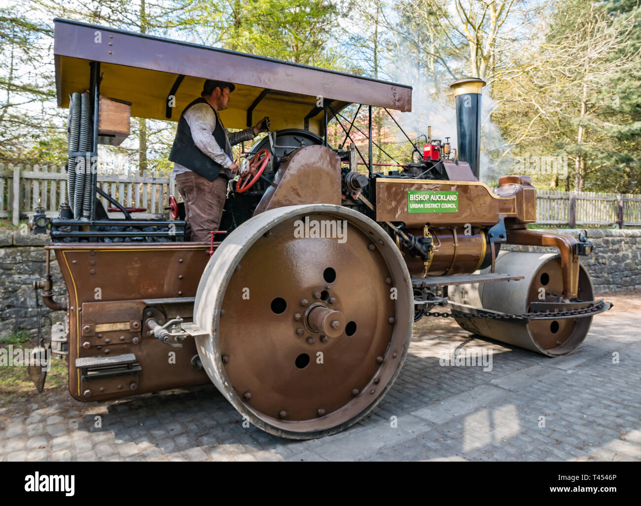 Beamish Museum, Beamish, comté de Durham, Angleterre, Royaume-Uni, 13 avril 2019. Beamish jour vapeur : Vintage 1923 Armstrong Whitworth rouleau de traction à vapeur véhicule sur l'affichage à l'Beamish Musée Vivant Banque D'Images