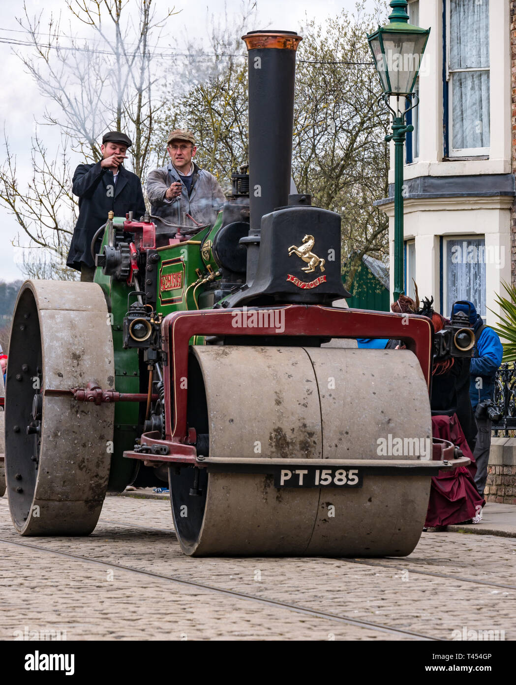 Beamish Museum, Beamish, comté de Durham, Angleterre, Royaume-Uni, 13 avril 2019. Beamish jour vapeur : Les hommes conduisant un vintage 1923 Aveling et porter à vapeur moteur sur l'affichage à l'Beamish Musée Vivant Banque D'Images