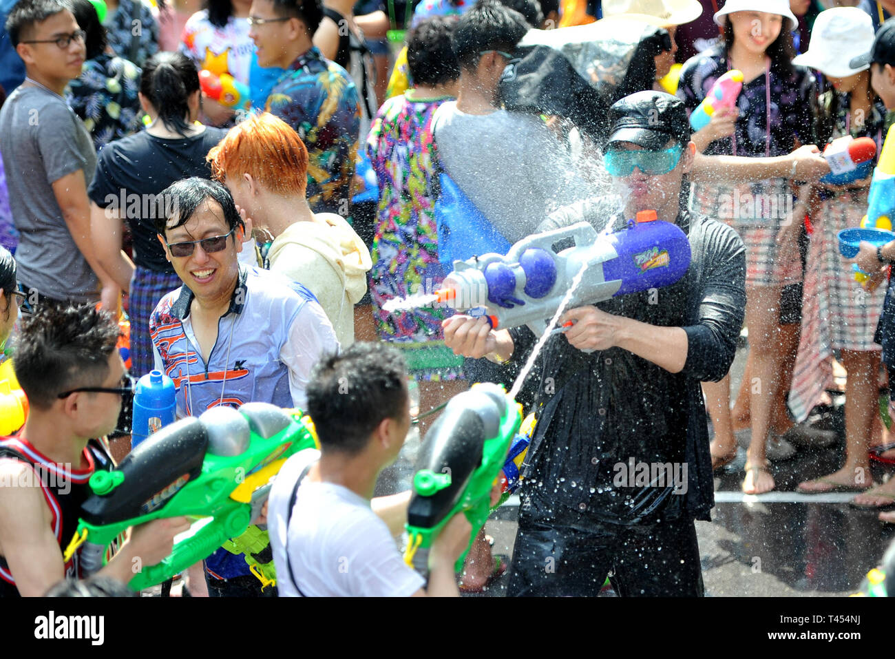 Bangkok, Thaïlande. 13 avr, 2019. Les gens assistent à la lutte de l'eau pour célébrer le Festival de Songkran sur Siam Square à Bangkok, Thaïlande, le 13 avril 2019. Songkran Festival, également connu sous le nom de Fête de l'eau, est célébré en Thaïlande le 13 avril. Credit : Rachen sageamsak/Xinhua/Alamy Live News Banque D'Images