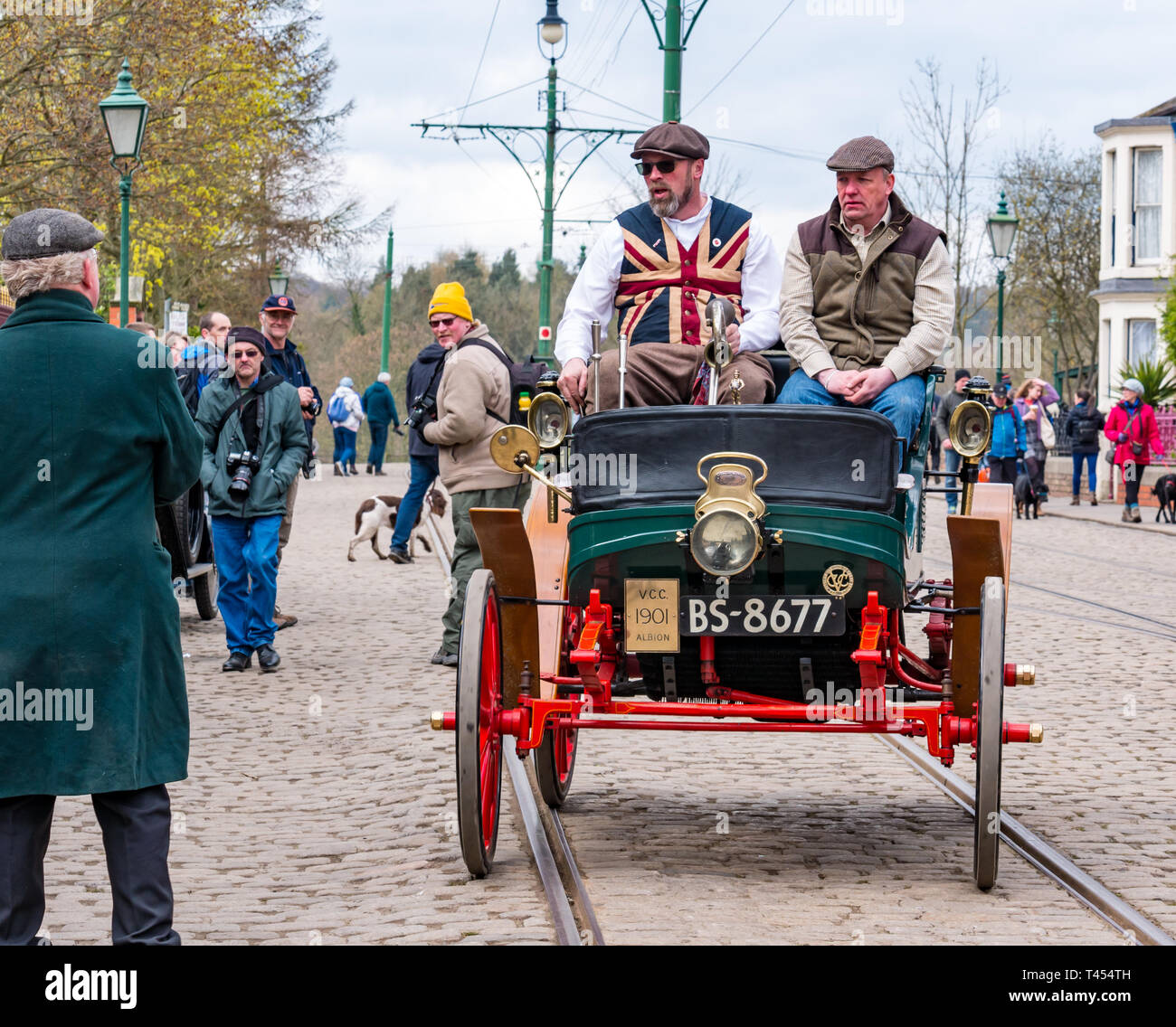 Beamish Museum, Beamish, comté de Durham, Angleterre, Royaume-Uni, 13 avril 2019. Beamish jour vapeur : gens habillés en costumes d'époque au volant d'une voiture vintage 1901 Albion sur l'affichage à l'Beamish Musée Vivant Banque D'Images