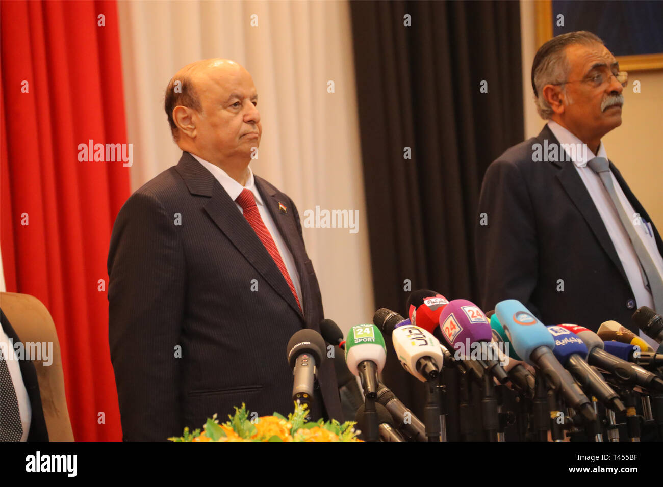 Seiyun, Yémen. 13 avr, 2019. Le président yéménite Abdu-Rabbu Mansour Hadi (L) est perçu au cours de la session parlementaire en Seiyun ville de province Hadramout, Yémen, le 13 avril 2019. Le parlement du Yémen a été tenu samedi dans la ville de Seiyun, la deuxième plus grande ville de la province du sud-est de l'Hadramout, pour la première fois depuis le début de la guerre civile dévastatrice dans le pays arabe en mars 2015. Credit : Ismail Rabidhy/Xinhua/Alamy Live News Banque D'Images