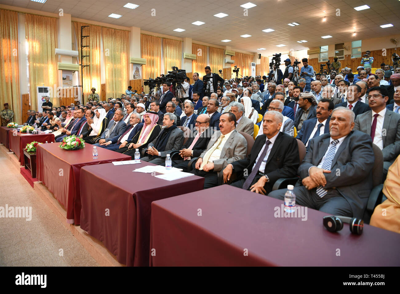 Seiyun, Yémen. 13 avr, 2019. Les législateurs et les représentants du gouvernement yéménite assister à la session parlementaire de Seiyun ville de province Hadramout, Yémen, le 13 avril 2019. Le parlement du Yémen a été tenu samedi dans la ville de Seiyun, la deuxième plus grande ville de la province du sud-est de l'Hadramout, pour la première fois depuis le début de la guerre civile dévastatrice dans le pays arabe en mars 2015. Credit : Ismail Rabidhy/Xinhua/Alamy Live News Banque D'Images