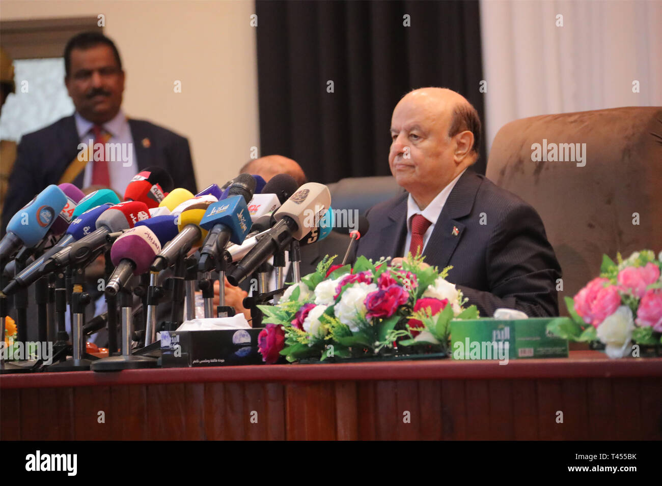 Seiyun, Yémen. 13 avr, 2019. Le président yéménite Abdu-Rabbu Mansour Hadi (L) fournit le discours d'ouverture lors de la session parlementaire de Seiyun ville de province Hadramout, Yémen, le 13 avril 2019. Le parlement du Yémen a été tenu samedi dans la ville de Seiyun, la deuxième plus grande ville de la province du sud-est de l'Hadramout, pour la première fois depuis le début de la guerre civile dévastatrice dans le pays arabe en mars 2015. Credit : Ismail Rabidhy/Xinhua/Alamy Live News Banque D'Images