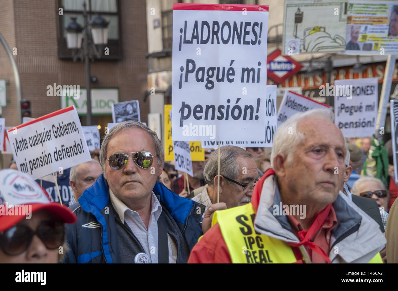 Madrid, Madrid, Espagne. 13 avr, 2019. Un manifestant vu holding a placard pendant la manifestation.Des centaines de personnes à Madrid ont protesté contre les réductions des pensions dans le contexte des prochaines élections espagnoles d'avril le 28. Credit : Lora Grigorova SOPA/Images/ZUMA/Alamy Fil Live News Banque D'Images