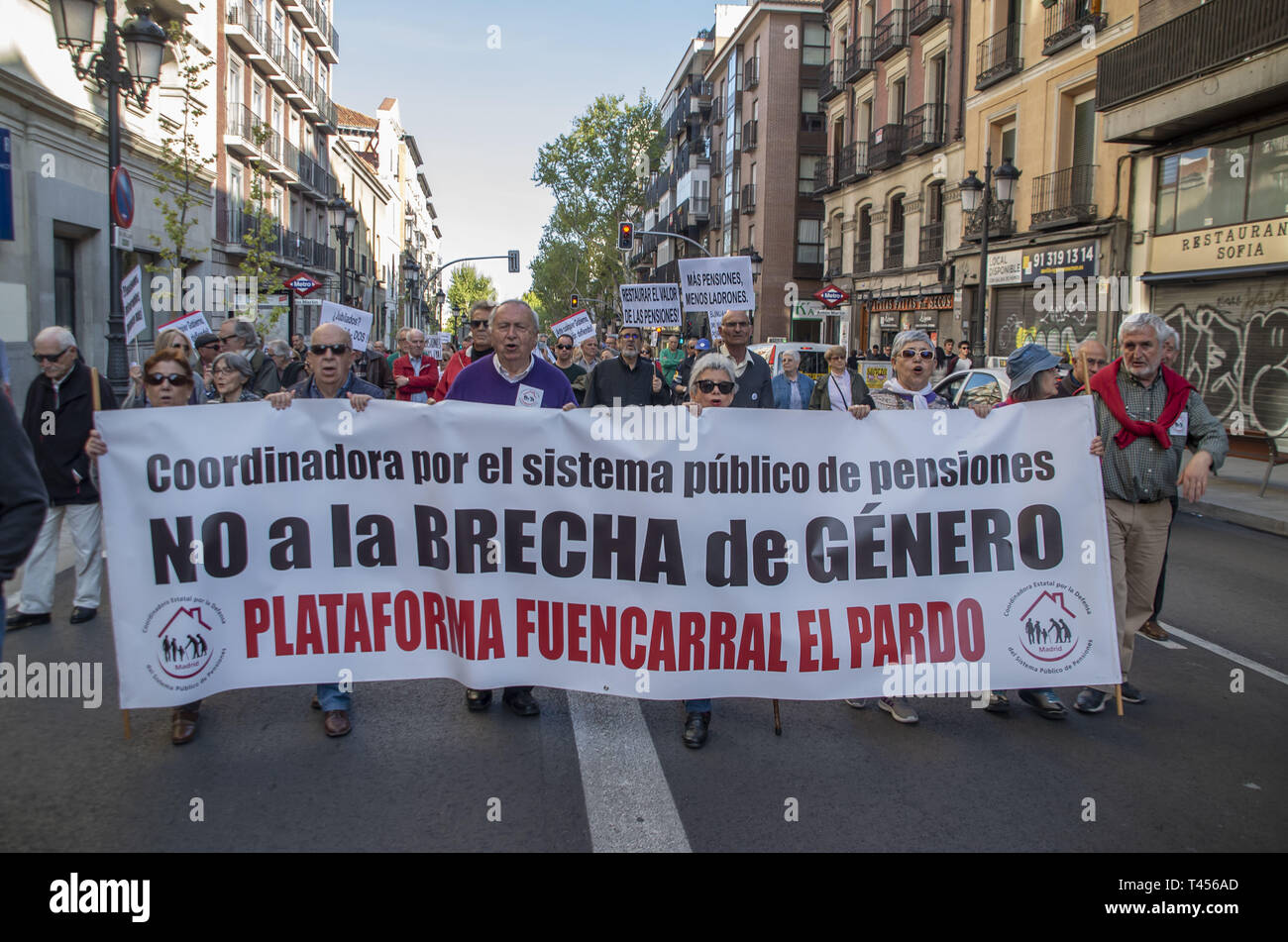 Madrid, Madrid, Espagne. 13 avr, 2019. Les protestataires sont vues tenant une bannière pendant la manifestation.Des centaines de personnes à Madrid ont protesté contre les réductions des pensions dans le contexte des prochaines élections espagnoles d'avril le 28. Credit : Lora Grigorova SOPA/Images/ZUMA/Alamy Fil Live News Banque D'Images