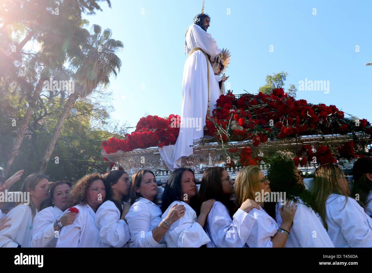 13 avril 2019 - 13 avril 2019 (Malaga) Quelques minutes après 7 heures du matin et avec Jésus captif et la Vierge de la Trinité sur son trône de transfert et sous le linteau de l'église de San Pablo, la Messe traditionnelle de l'aube a commencé, célébrée par l'évêque du diocèse, Jésus Catala. Après 8 heures, le transfert à travers les rues de la trinité a commencé à prendre les images de leurs trônes de procession, l'attente pour le défilé de la Sainte lundi. Credit : Lorenzo Carnero/ZUMA/Alamy Fil Live News Banque D'Images