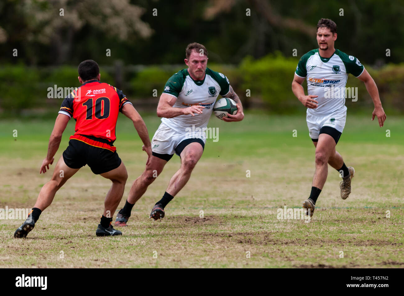 Southern Pines, North Carolina, USA. 13 avr, 2019. 13 avril 2019 - Southern Pines, NC, USA - .Men's rugby action entre les pins du sud "grands cônes'' et 'Atlanta renégats'' dans le premier tour de la Caroline du Rugby Union géographique D2 playoffs à Twin ferme des champs. Southern Pines a battu Atlanta, 29-19 et jouera l'Atlanta 'vieux'' Blanc la semaine prochaine à Atlanta. Credit : Timothy L. Hale/ZUMA/Alamy Fil Live News Banque D'Images