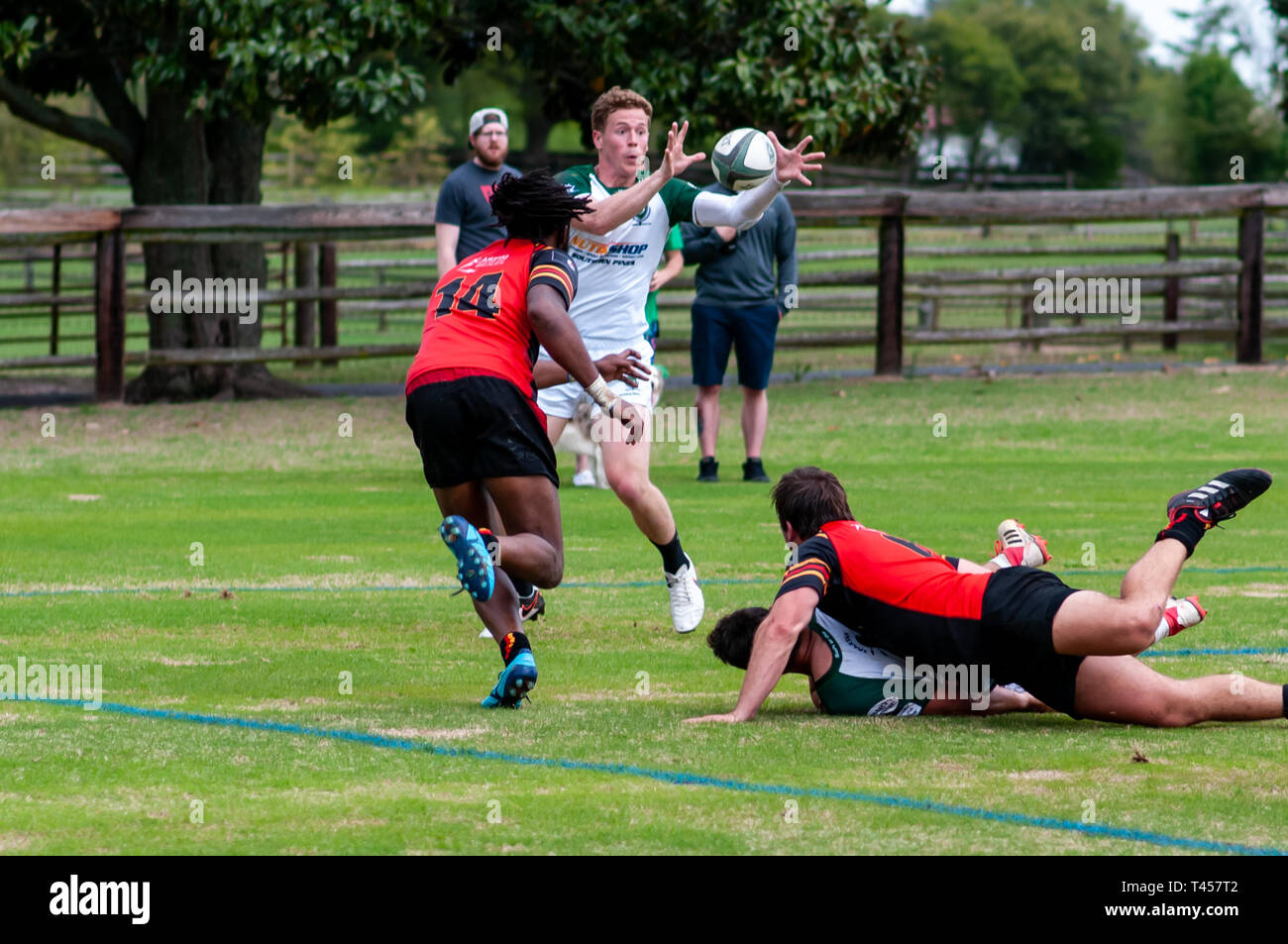 Southern Pines, North Carolina, USA. 13 avr, 2019. 13 avril 2019 - Southern Pines, NC, USA - .Men's rugby action entre les pins du sud "grands cônes'' et 'Atlanta renégats'' dans le premier tour de la Caroline du Rugby Union géographique D2 playoffs à Twin ferme des champs. Southern Pines a battu Atlanta, 29-19 et jouera l'Atlanta 'vieux'' Blanc la semaine prochaine à Atlanta. Credit : Timothy L. Hale/ZUMA/Alamy Fil Live News Banque D'Images