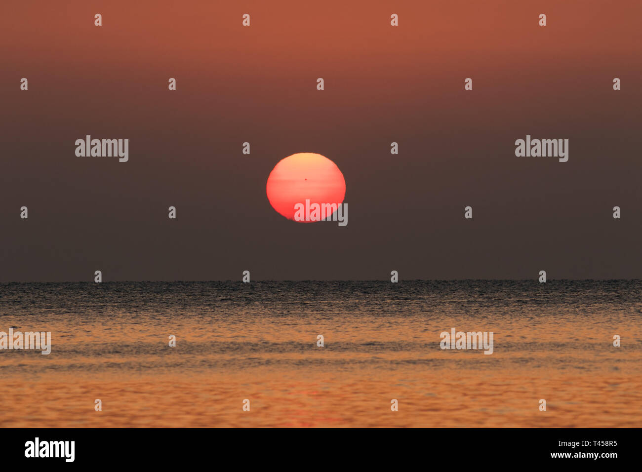 Doha, Qatar. 14 avr, 2019. Un beau lever de soleil sur le golfe Persique à Doha Qatar Crédit : amer ghazzal/Alamy Live News Banque D'Images