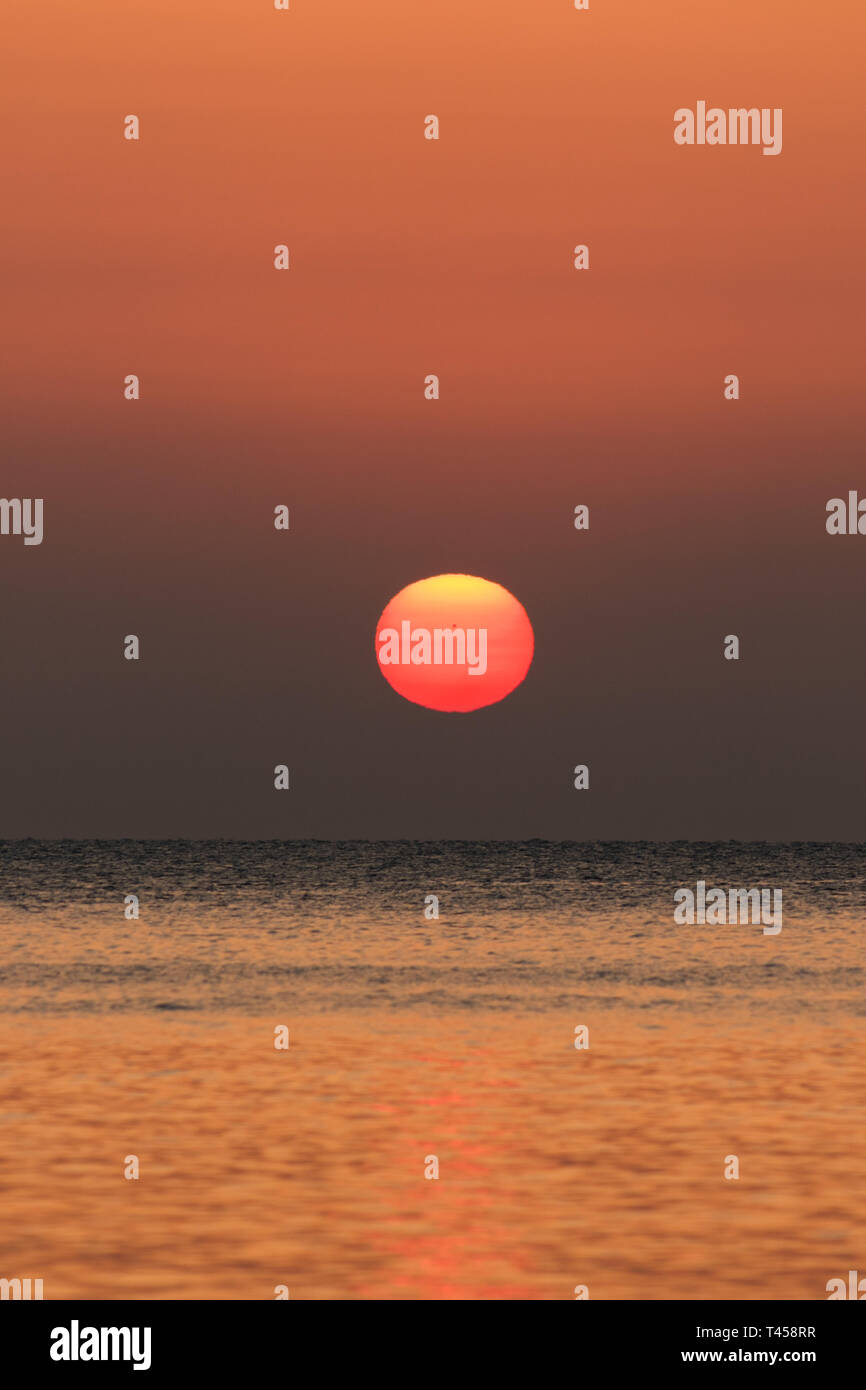 Doha, Qatar. 14 avr, 2019. Un beau lever de soleil sur le golfe Persique à Doha Qatar Crédit : amer ghazzal/Alamy Live News Banque D'Images