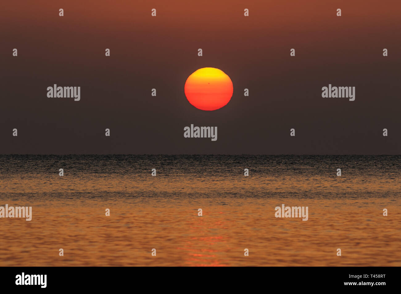 Doha, Qatar. 14 avr, 2019. Un beau lever de soleil sur le golfe Persique à Doha Qatar Crédit : amer ghazzal/Alamy Live News Banque D'Images