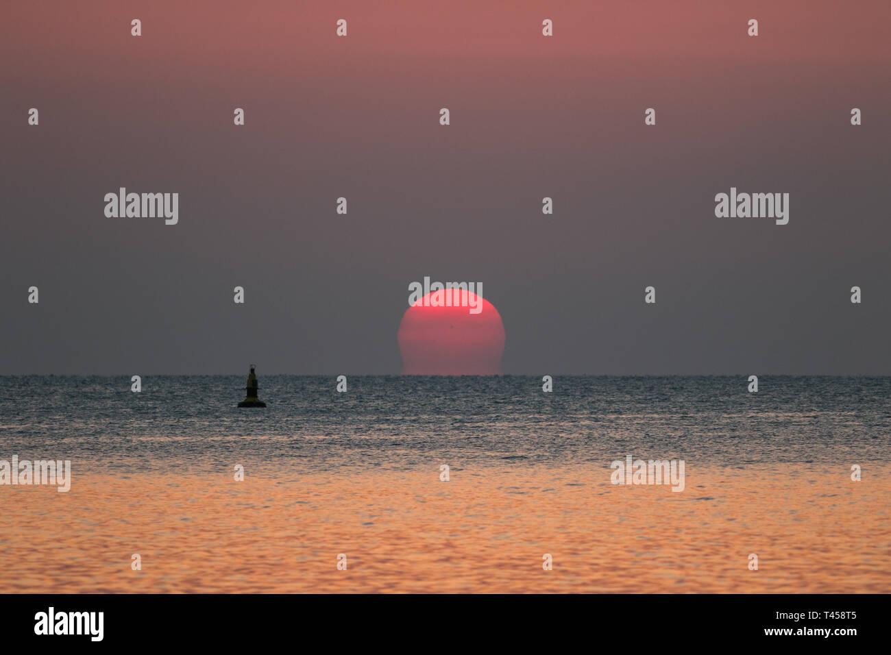 Doha, Qatar. 14 avr, 2019. Un beau lever de soleil sur le golfe Persique à Doha Qatar Crédit : amer ghazzal/Alamy Live News Banque D'Images