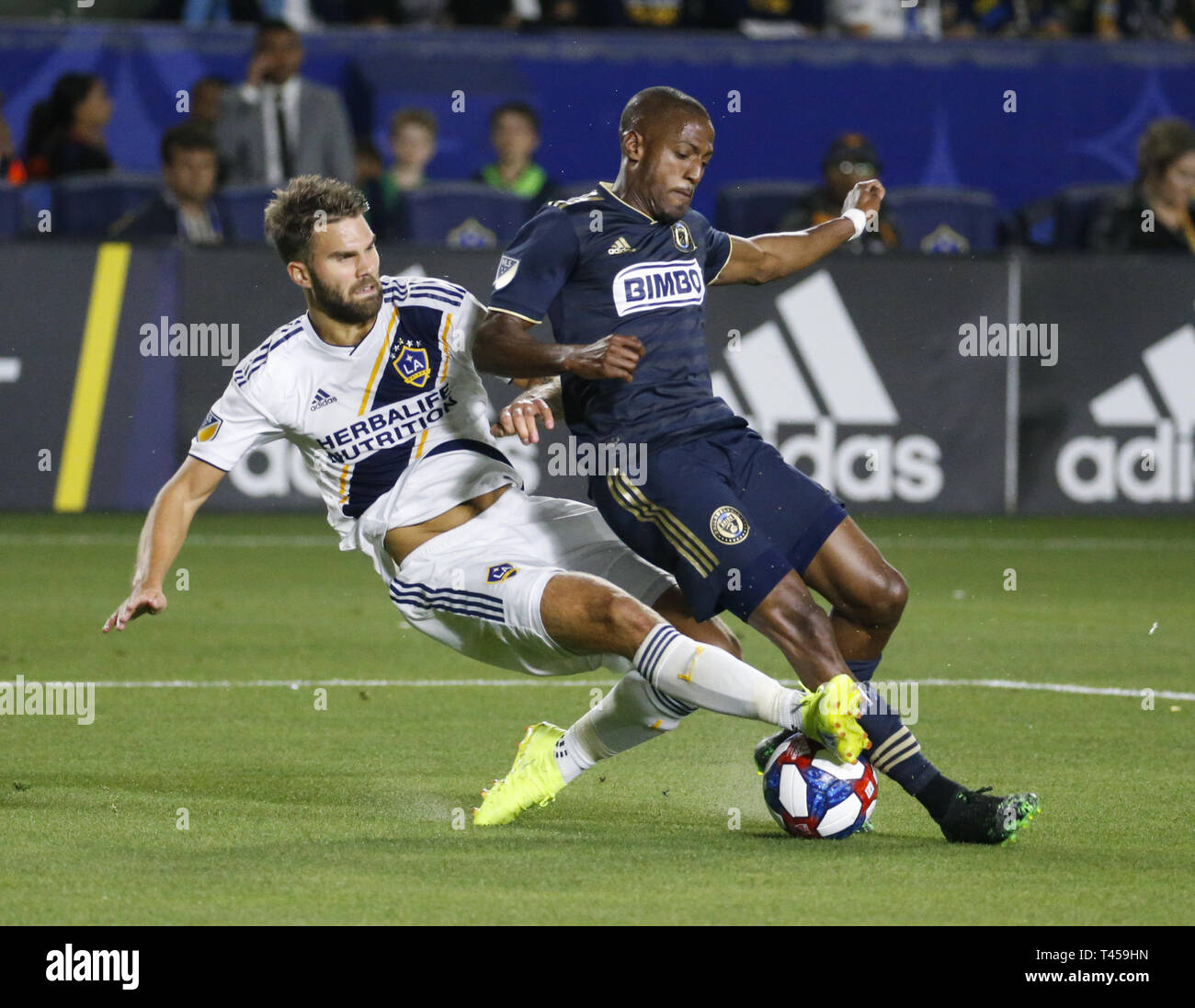 Los Angeles, Californie, USA. 13 avr, 2019. LA Galaxy defender Jorgen Skjelvik (16) de la Norvège, le dispute à l'Union de Philadelphie de terrain Fabrice Picault (9) au cours de la 2019 Major League Soccer (MLS) Concordance entre la galaxie et l'Union de Philadelphie à Carson, Californie, le 13 avril 2019. Ringo : crédit Chiu/ZUMA/Alamy Fil Live News Banque D'Images