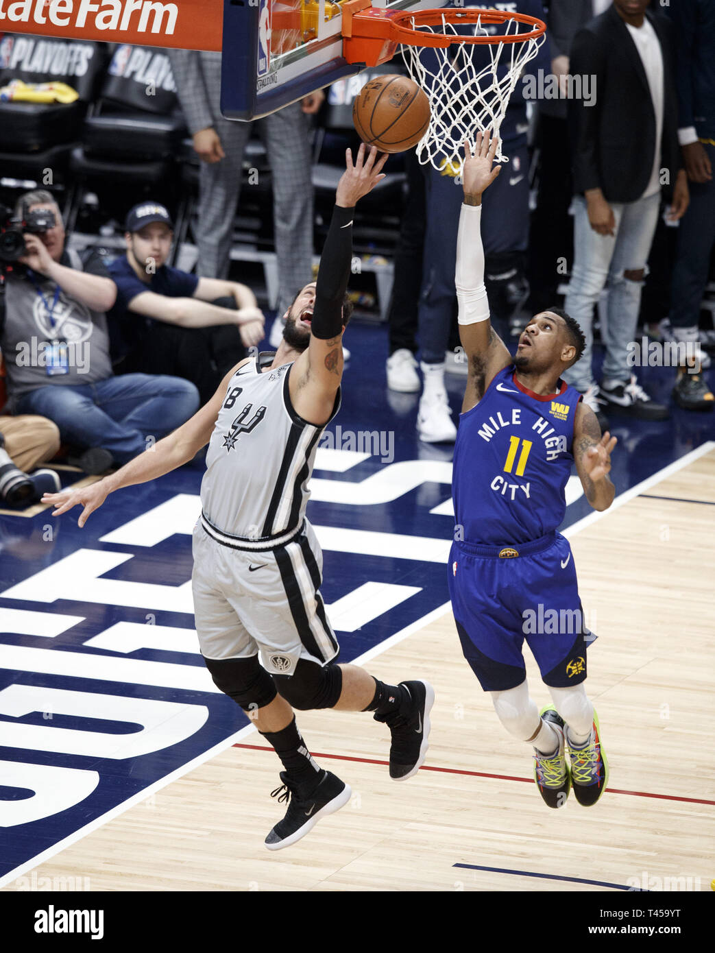 Denver, Colorado, États-Unis. 13 avr, 2019. Spurs MARCO BELINELLI, gauche, va pour une tourné avec Nuggets BRYN FORBES, droit dans la 2e. La moitié au centre Pepsi samedi soir au cours de jeu un des finales de NBA. Les nuggets à perdre les Spurs 101-96. Credit : Hector Acevedo/ZUMA/Alamy Fil Live News Banque D'Images