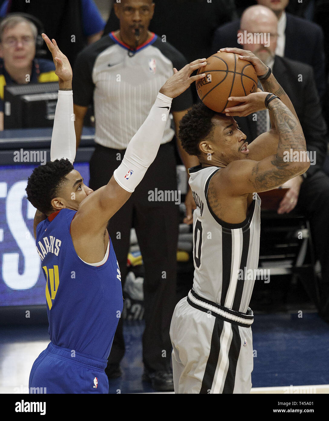 Denver, Colorado, États-Unis. 13 avr, 2019. Nuggets GARY HARRIS, gauche, bloque un tir de derrière sur les lambourdes DEMAR DEROZAN, droite, dans le 1er. La moitié au centre Pepsi samedi soir au cours de jeu un des finales de NBA. Les nuggets à perdre les Spurs 101-96. Credit : Hector Acevedo/ZUMA/Alamy Fil Live News Banque D'Images