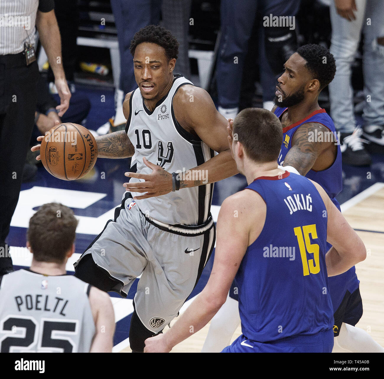 Denver, Colorado, États-Unis. 13 avr, 2019. DEMAR DEROZAN, incite les lecteurs à gauche, le panier avec Nuggets VA BARTON, droit, à la 2ème. La moitié au centre Pepsi samedi soir au cours de jeu un des finales de NBA. Les nuggets à perdre les Spurs 101-96. Credit : Hector Acevedo/ZUMA/Alamy Fil Live News Banque D'Images