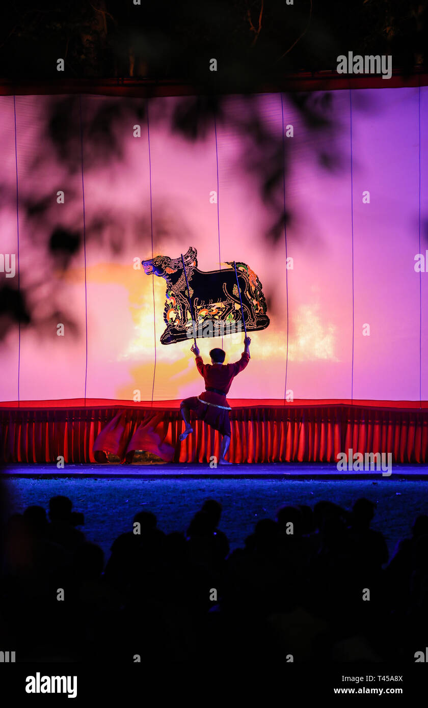 Bangkok, Thaïlande. 13 avr, 2019. Nang Yai un artiste réalise, une performance d'ombres, au Wat Khanon dans la province de Ratchaburi, Thaïlande, le 13 avril, 2019. Nang yai est une forme d'ombre chinoise trouve en Thaïlande et au Cambodge. Les marionnettes sont faites de peau de bison peinte, tandis que l'histoire est racontée par des chansons, des chants et de la musique. Credit : Zhang Keren/Xinhua/Alamy Live News Banque D'Images