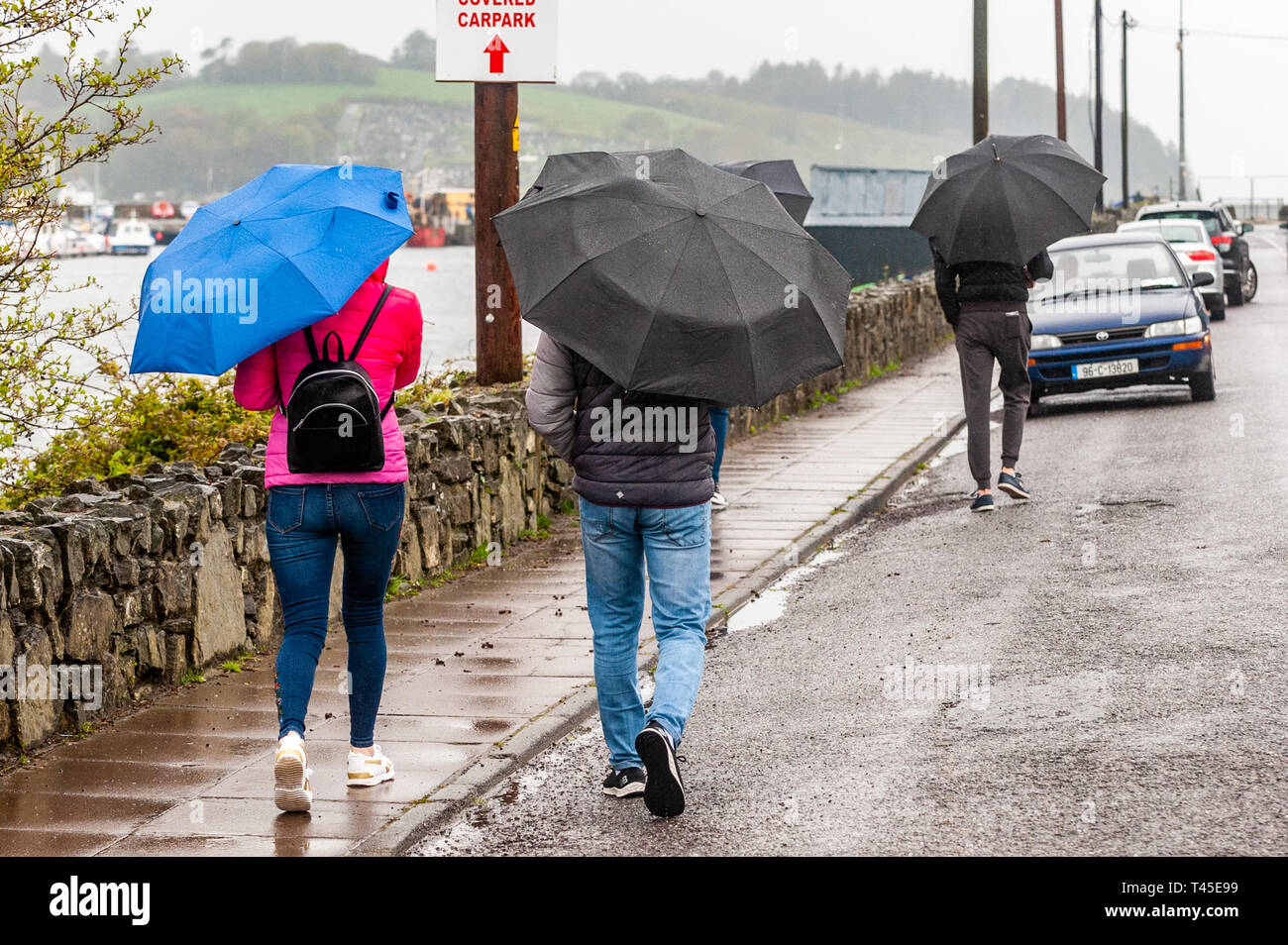 Bantry, West Cork, Irlande. 14 avr, 2019. Les gens à pied sous la pluie à Bantry cet après-midi. Le comté de Cork est actuellement au cœur d'un jaune d'avertissement de vent et de pluie qui dure jusqu'à 18h le lundi. Credit : Andy Gibson/Alamy Live News. Banque D'Images