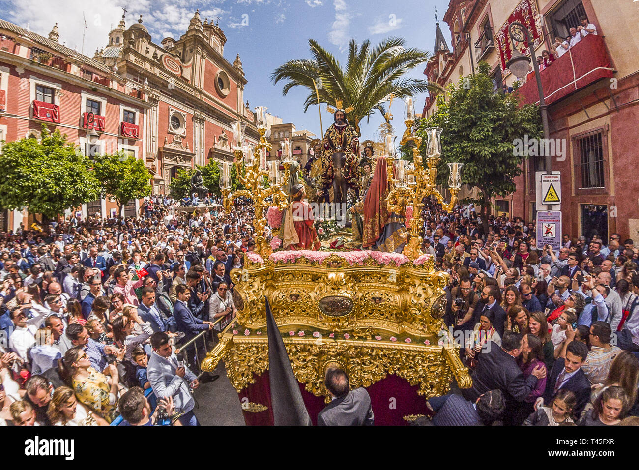 Séville, Espagne. 4ème apr 2019. Le ''paso'' de la confrérie appelée ''La Borriquita'' commence son défilé de la cathédrale le Dimanche des Rameaux, jour appelé Domingo de Ramos. Les balles d'un fusion Gopro Crédit : Daniel Gonzalez Acuna/ZUMA/Alamy Fil Live News Banque D'Images