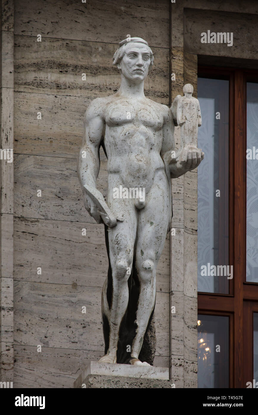 Statue de travertin, l'allégorie de la sculpture par le sculpteur tchèque Ladislav Kofránek (1929) sur le bâtiment principal de la bibliothèque municipale de Prague (Městská knihovna v Praze) à Mariánské Square dans Staré Město (vieille ville) à Prague, République tchèque. Banque D'Images