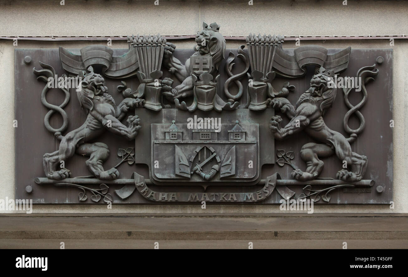 Armoiries de Prague représentés dans la plaque de bronze conçu par le sculpteur tchèque Jaroslav Horejc sur l'entrée dans l'un des bâtiments du gouvernement dans la ville Staré Město (vieille ville) à Prague, République tchèque. Banque D'Images