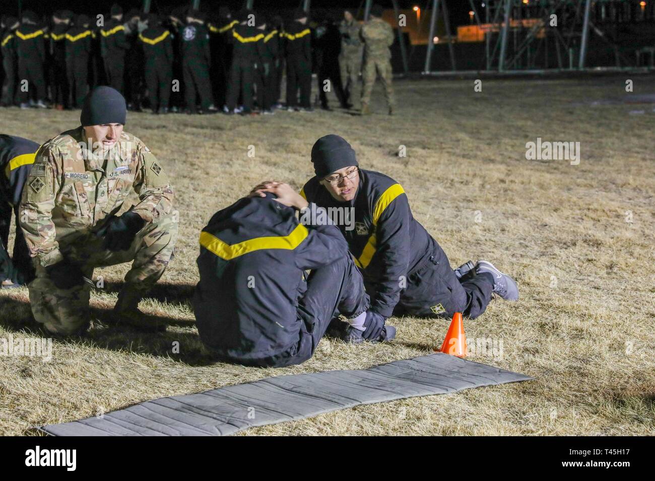 Fantassin Expert candidats badge attribué à l'équipe de combat de la 2e Brigade d'infanterie, 4e Division d'infanterie, effectuer des sit-ups tout en participant au test de condition physique de l'armée, le 25 février 2019, à Fort Carson, Colorado. Le test a été le premier événement pour le week-ling à l'essai pour les soldats. Banque D'Images