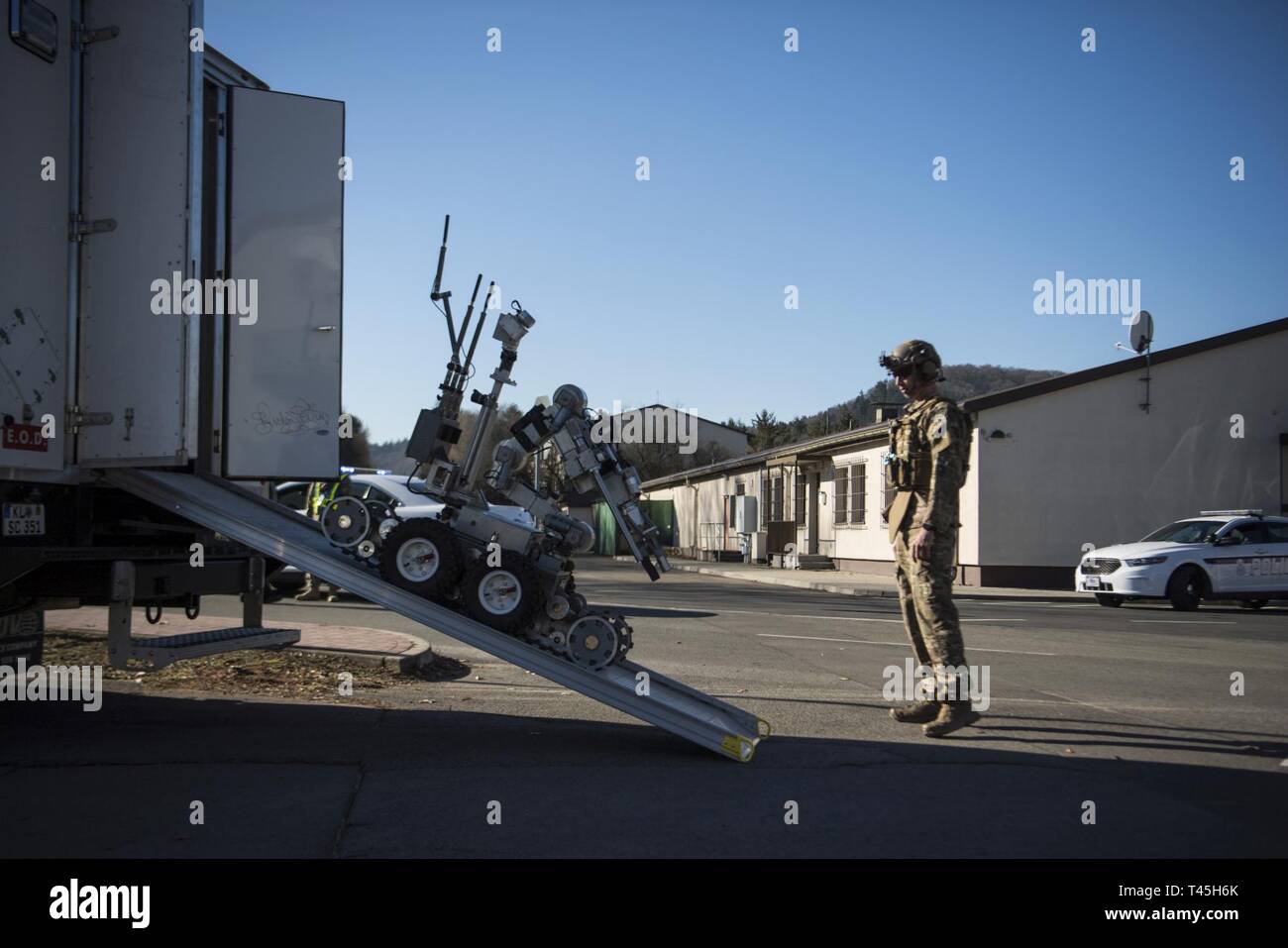 U.S. Air Force Tech. Le Sgt. Danny David, 786e Escadron de génie civil de l'équipe de neutralisation des explosifs et munitions, regarde un robot NEM downloads d'un camion au cours de l'Exercice Opération Varsity 19-01 sur la station d'Air Kapaun, Allemagne, le 25 février 2019. Le robot a été utilisé pour le domaine du scoutisme autour de la simulation d'une voiture piégée. Banque D'Images