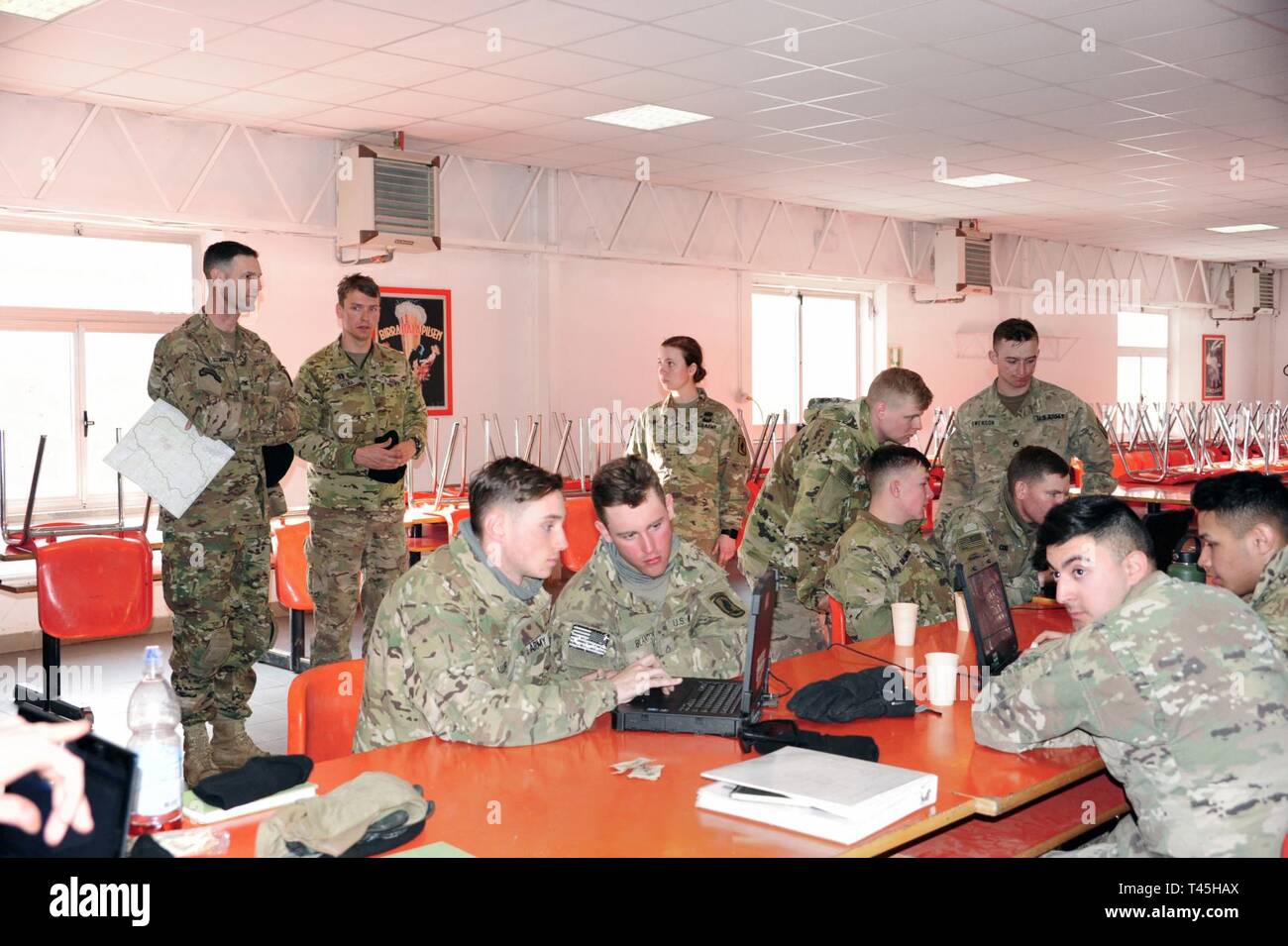 À gauche de l'armée américaine, le Colonel James B. Bartholomees III, commandant de la 173e Brigade aéroportée observe le commandement et le contrôle initial de mise en place du Monte Carpegna, formation italien Monte Carpegna, Italie, le 25 février 2019. Banque D'Images