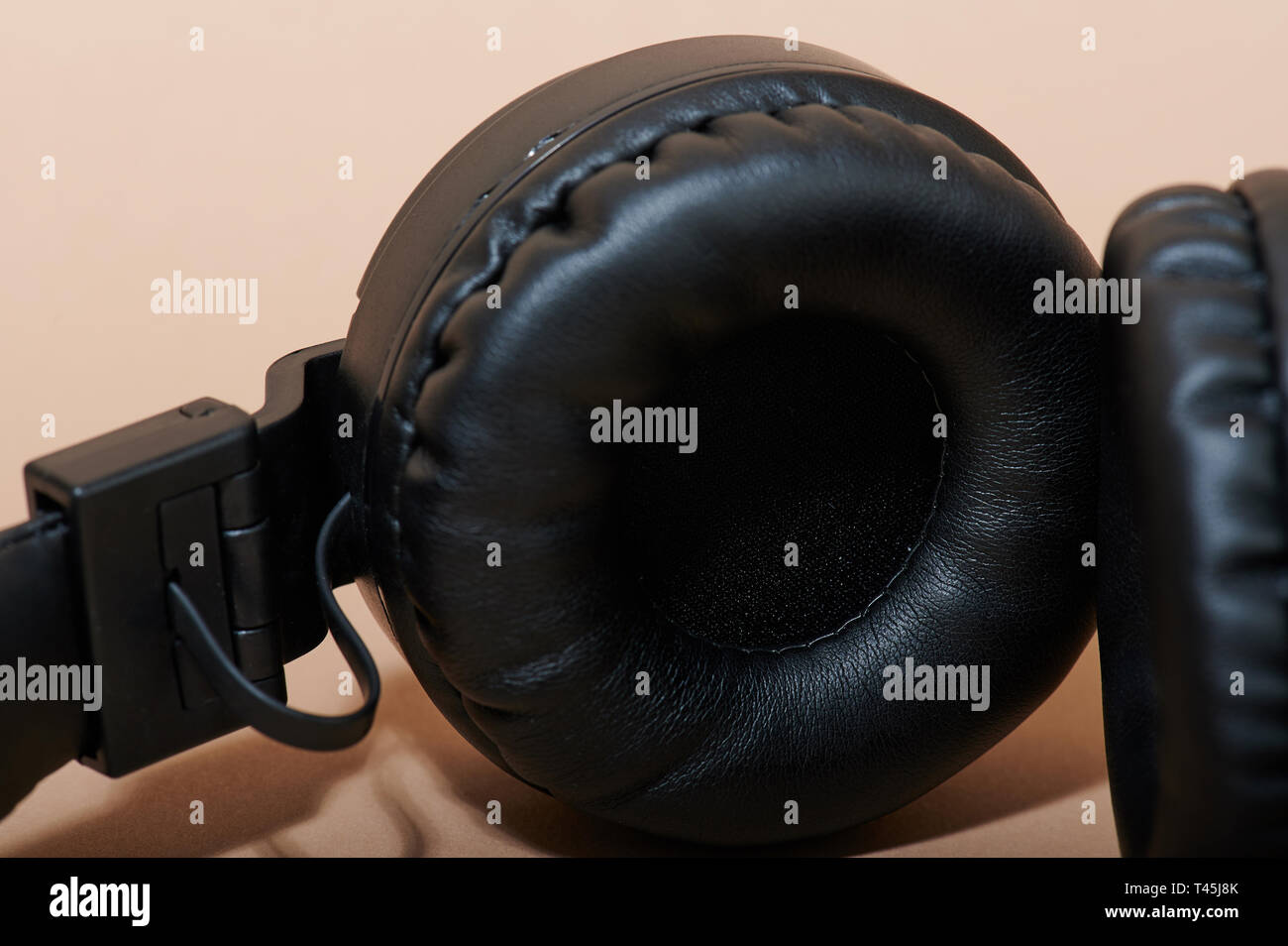 Close up of black casque avec couverture en cuir Banque D'Images