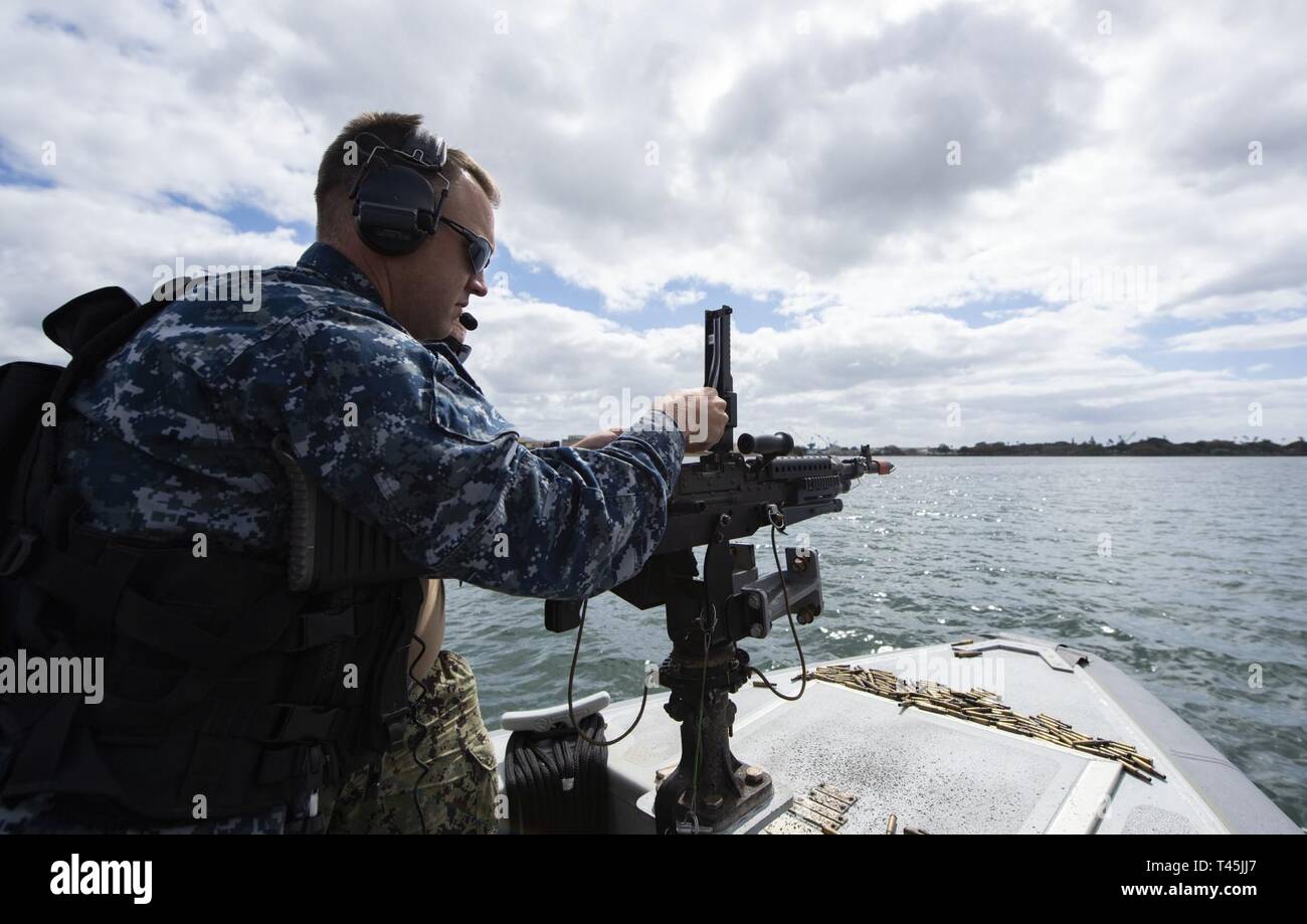 PEARL HARBOR (fév. 28, 2019) maître d'armes de 1re classe Matthew Walker, Possum Trot, Ky., recharge une mitrailleuse M240 à bord d'une embarcation pneumatique à coque rigide (RHIB) lors d'un scénario de formation de la sécurité portuaire dans le cadre de l'exercice Citadel Protéger at Joint Base Harbor-Hickam JBPHH (pearl). Protéger la Citadelle est une partie de la protection de la force de lutte contre le terrorisme que l'exercice est mené à l'échelle nationale le 25 février - 8 mars. Banque D'Images