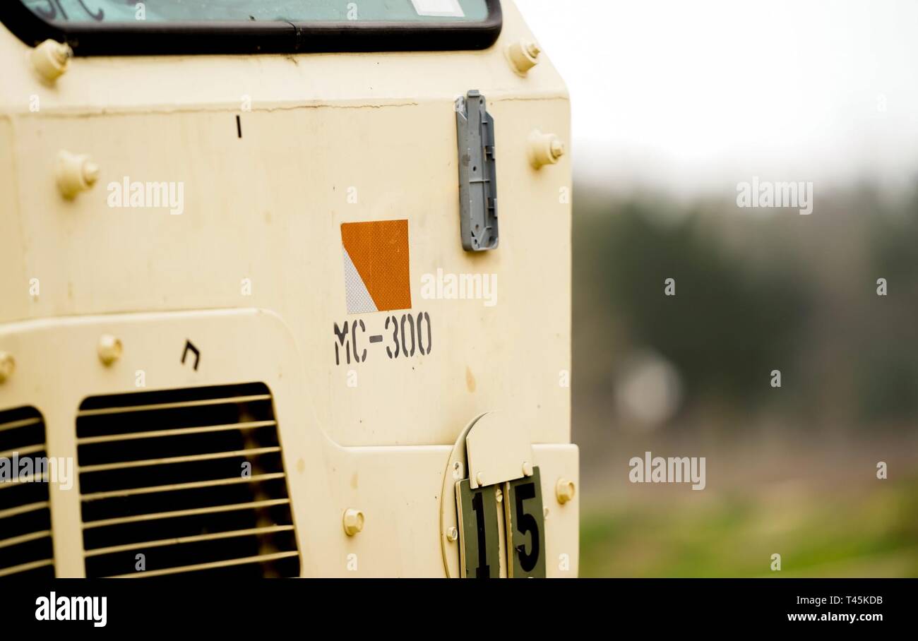 Un moyen d'éclairage ou de LMTV parcs de véhicules tactiques au M9 stand de tir pendant la compétition meilleur guerrier. L'LMTV sont utilisés pour transporter les soldats et les approvisionnements d'une région à l'autre. Banque D'Images