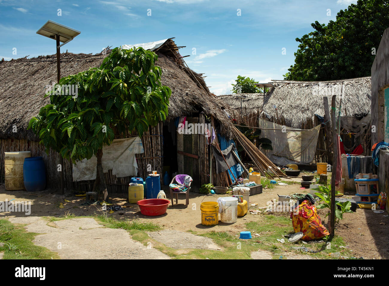 Logement rural traditionnel Kuna (maisons de chaume) dans l'île de Carti, Guna Yala village indigène & panneau solaire sur toit. Îles San Blas, Panama. Oct 2018 Banque D'Images