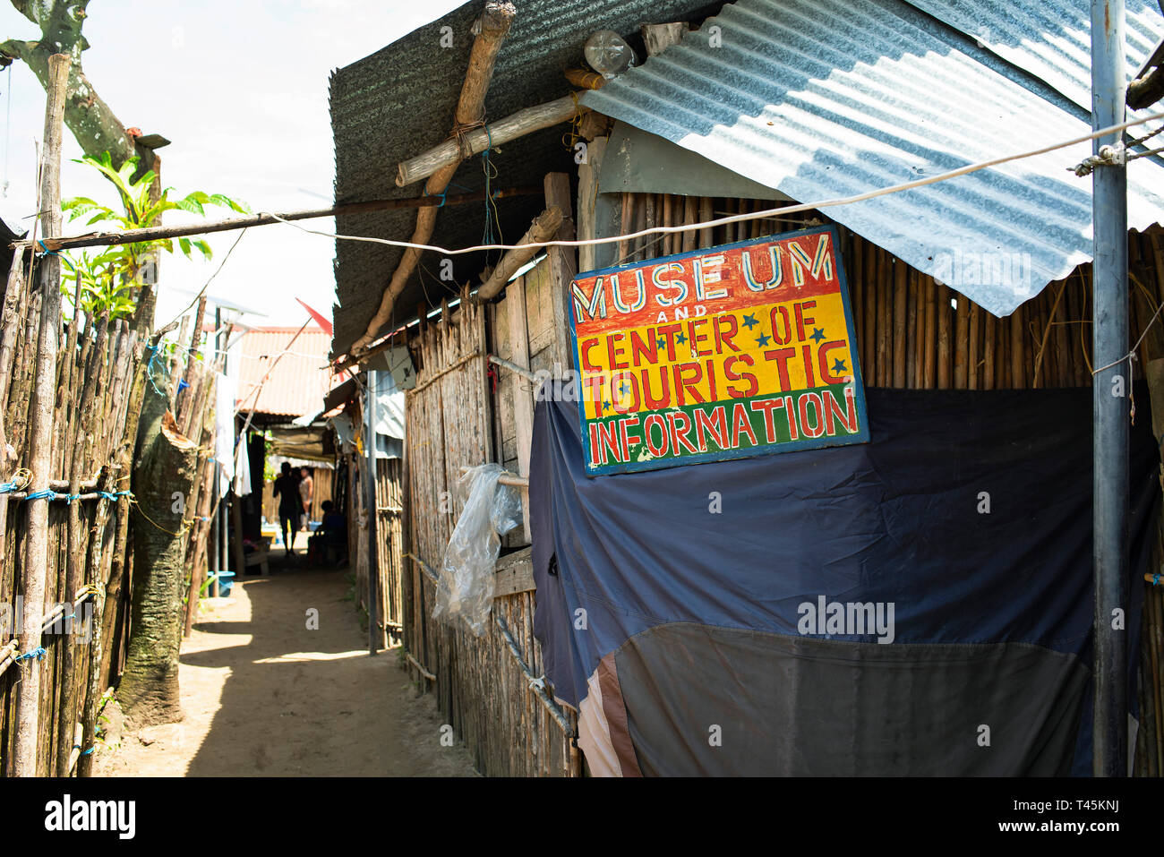 L'extérieur du musée en Kuna Carti Sugdub ; l'une des îles Carti dans Guna Yala villages autochtones. Îles San Blas, Panama. Oct 2018 Banque D'Images