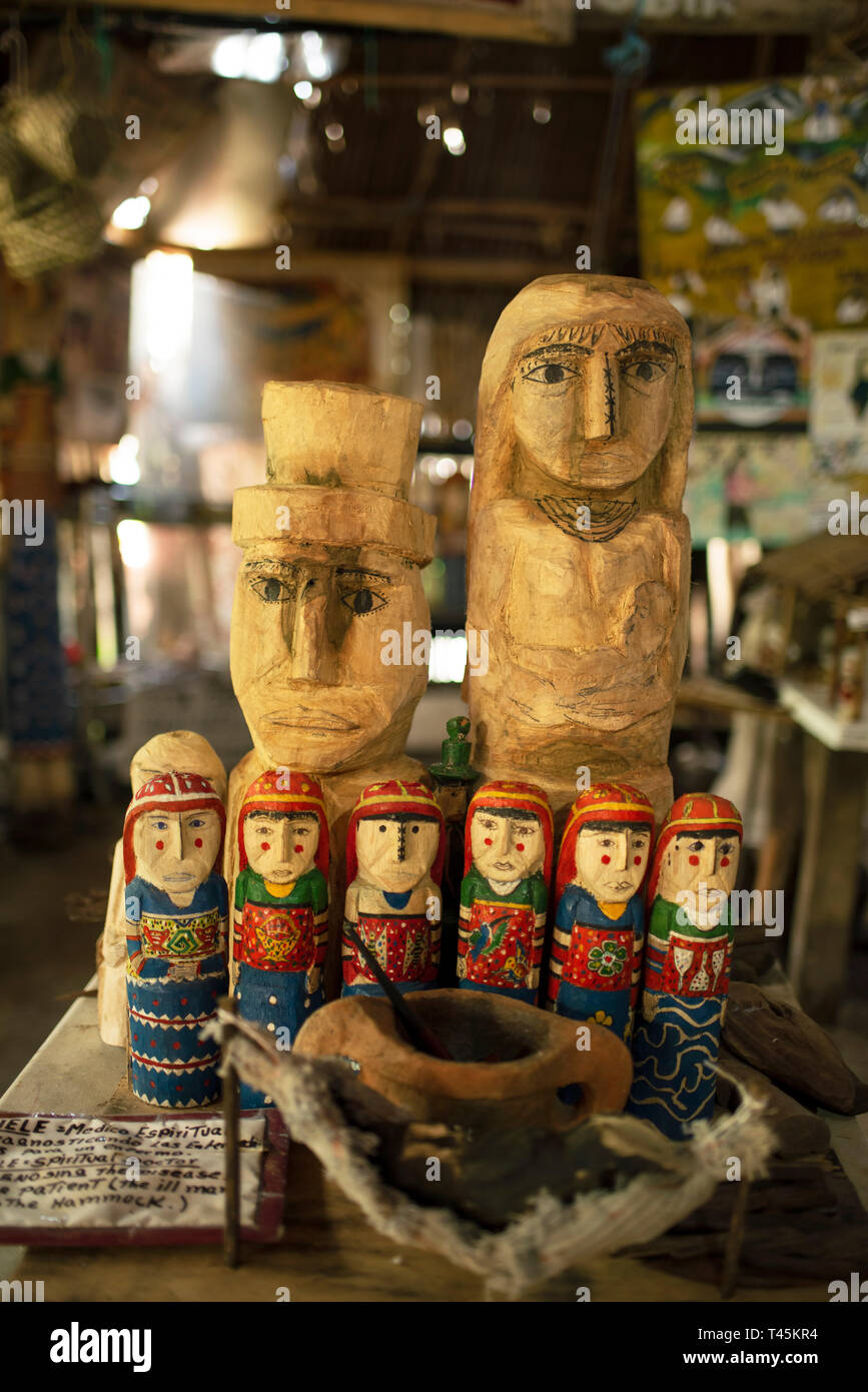 Statues en bois sculpté, utilisé dans les rituels de guérison ; conservés dans chaque maison pour la protection contre les mauvais esprits. Musée Kuna, îles San Blas, Panama, Oct 2018 Banque D'Images