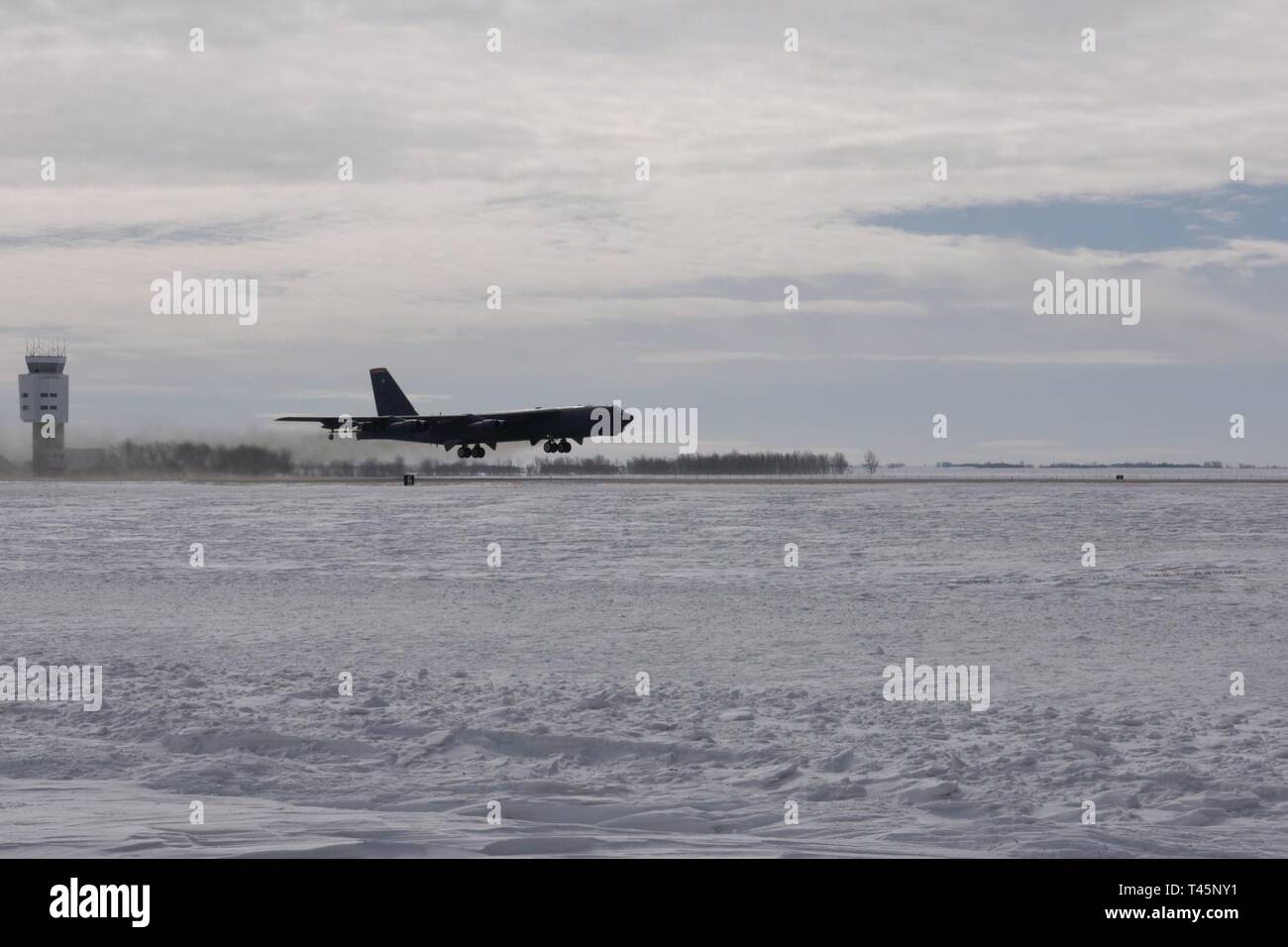 Un B-52H Stratofortress décolle à la base aérienne de Minot, Dakota du Nord, le 5 mars 2019. Deux B-52s peut surveiller 140 000 milles carrés de surface de l'océan en deux heures. Banque D'Images