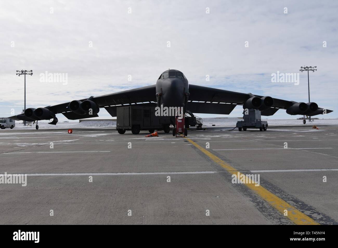 Un B-52H Stratofortress est situé sur la piste de la Base aérienne de Minot, Dakota du Nord, le 5 mars 2019. Le B-52 est capable d'abandonner ou de lancer le plus large éventail d'armes dans l'inventaire américain. Banque D'Images