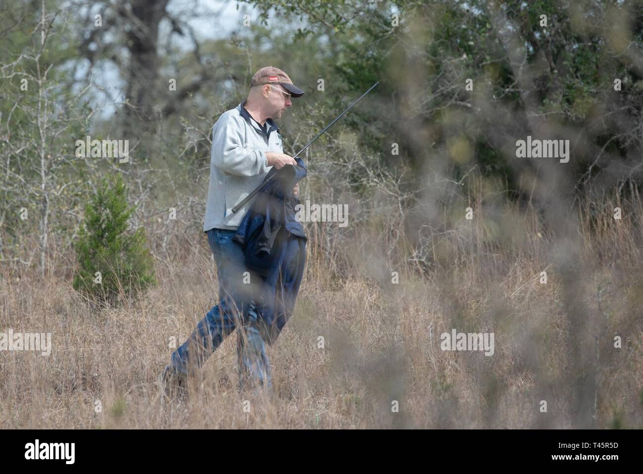 L'équipe de recherche 2-Charlie effectue une recherche d'une personne disparue dans une zone rurale, le 7 mars 2019, à Joint Base San Antonio-Camp Bullis. Les membres de l'équipe était composée de personnes de la communauté, les membres du bureau du shérif du comté de Bexar et le personnel de la Base aérienne 502d'aile. Banque D'Images