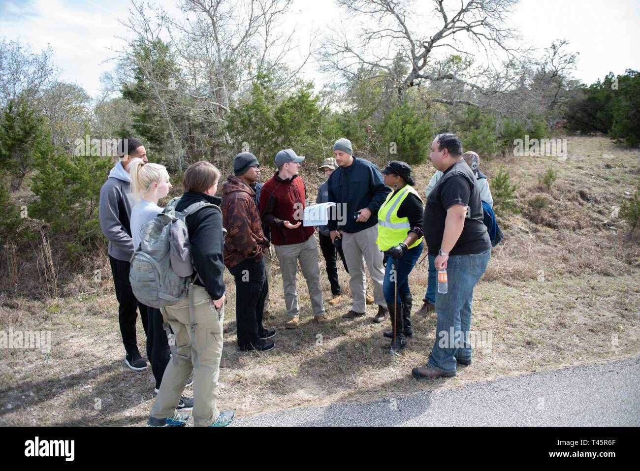 L'équipe de recherche 2-Charlie effectue une recherche d'une personne disparue dans une zone rurale, le 7 mars 2019, à Joint Base San Antonio-Camp Bullis. Les membres de l'équipe était composée de personnes de la communauté, les membres du bureau du shérif du comté de Bexar et le personnel de la Base aérienne 502d'aile. Banque D'Images