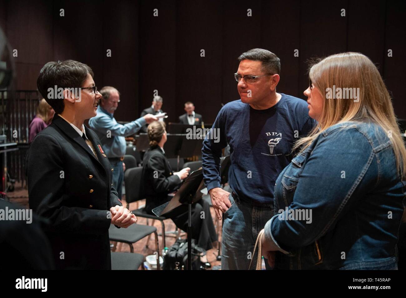ROSWELL, N.M. (7 mars 2019) Musicien 1ère classe Allison Fletcher, à partir de la forêt, Virginie, des entretiens avec des membres de l'ensemble de flûte de Roswell qui a assisté à la Navy Band Concert à l'Institut militaire du Nouveau-Mexique Auditorium Pearson à Roswell, Nouveau Mexique. La U.S. Navy Band effectuée dans 10 états au cours de son 23-ville, à 5 000 milles de tour, reliant les collectivités de tout le pays pour leur marine. Banque D'Images