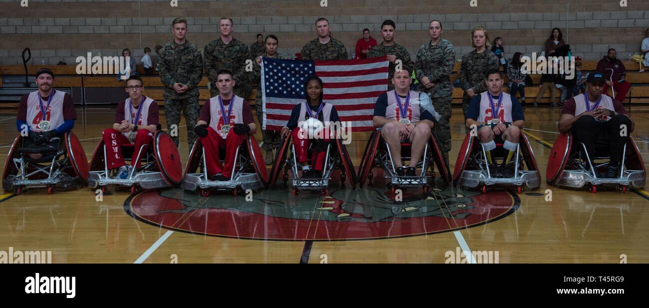 U.S. Marine Corps blessés Battalion-East 1 athlètes de l'équipe posent pour une photo après avoir remporté la médaille d'or dans le Marine Corps 2019 Essais Cliniques le rugby en fauteuil roulant de la concurrence au Marine Corps Base Camp Pendleton, en Californie, le 7 mars. Le Marine Corps cliniques favorise la récupération et réadaptation par l'adaptive sports participation et développe la camaraderie entre les membres du service de récupération et d'anciens combattants. Banque D'Images