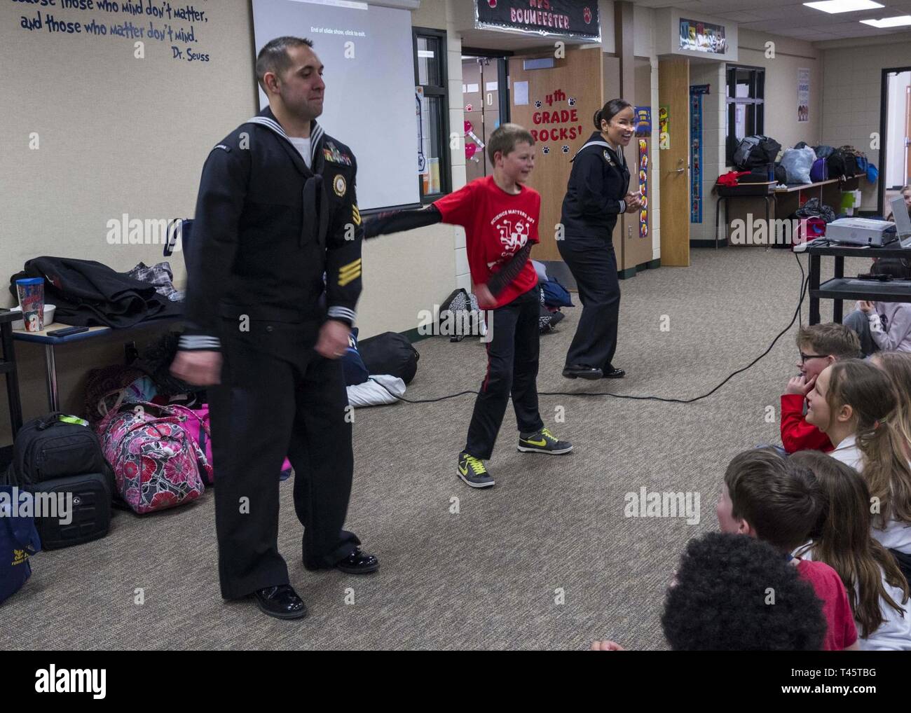 SHAKOPEE, Minnesota (8 mars 2019) Au cours de recrutement pour la marine de  l'essaim des commandes de Minneapolis, l'évolution de la danse des  recruteurs de la marine avec un étudiant de l'école