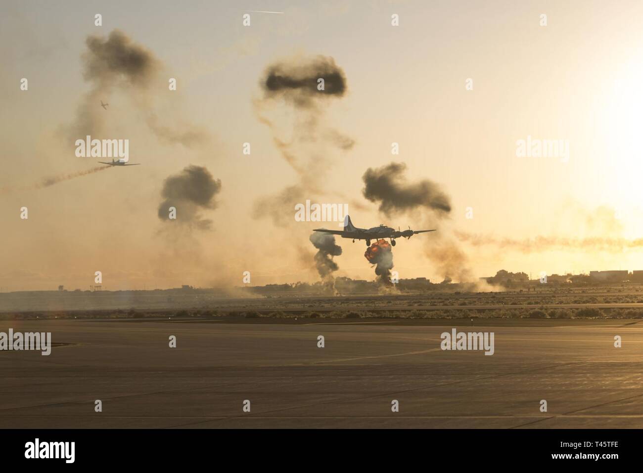 La Tora, Tora, Tora médaillon commémoratif de la Force aérienne procède à leur vol de démonstration dans le Marine Corps Air Station Yuma (MCAS) au cours de la ligne de vol 2019 film crépusculaire, le 8 mars 2019. "Tora, Tora, Tora" est la Force aérienne commémorative la re-création de l'attaque japonaise sur Pearl Harbor. Banque D'Images