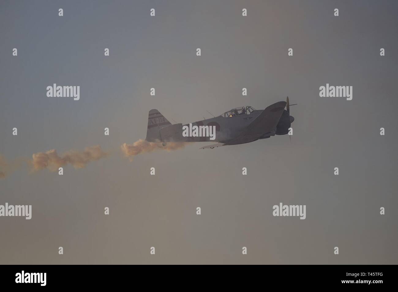 La Tora, Tora, Tora médaillon commémoratif de la Force aérienne procède à leur vol de démonstration dans le Marine Corps Air Station Yuma (MCAS) au cours de la ligne de vol 2019 film crépusculaire, le 8 mars 2019. "Tora, Tora, Tora" est la Force aérienne commémorative la re-création de l'attaque japonaise sur Pearl Harbor. Banque D'Images