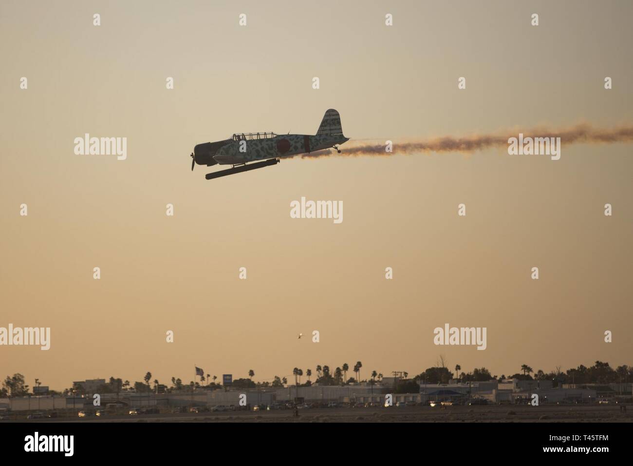 La Tora, Tora, Tora médaillon commémoratif de la Force aérienne procède à leur vol de démonstration dans le Marine Corps Air Station Yuma (MCAS) au cours de la ligne de vol 2019 film crépusculaire, le 8 mars 2019. "Tora, Tora, Tora" est la Force aérienne commémorative la re-création de l'attaque japonaise sur Pearl Harbor. Banque D'Images