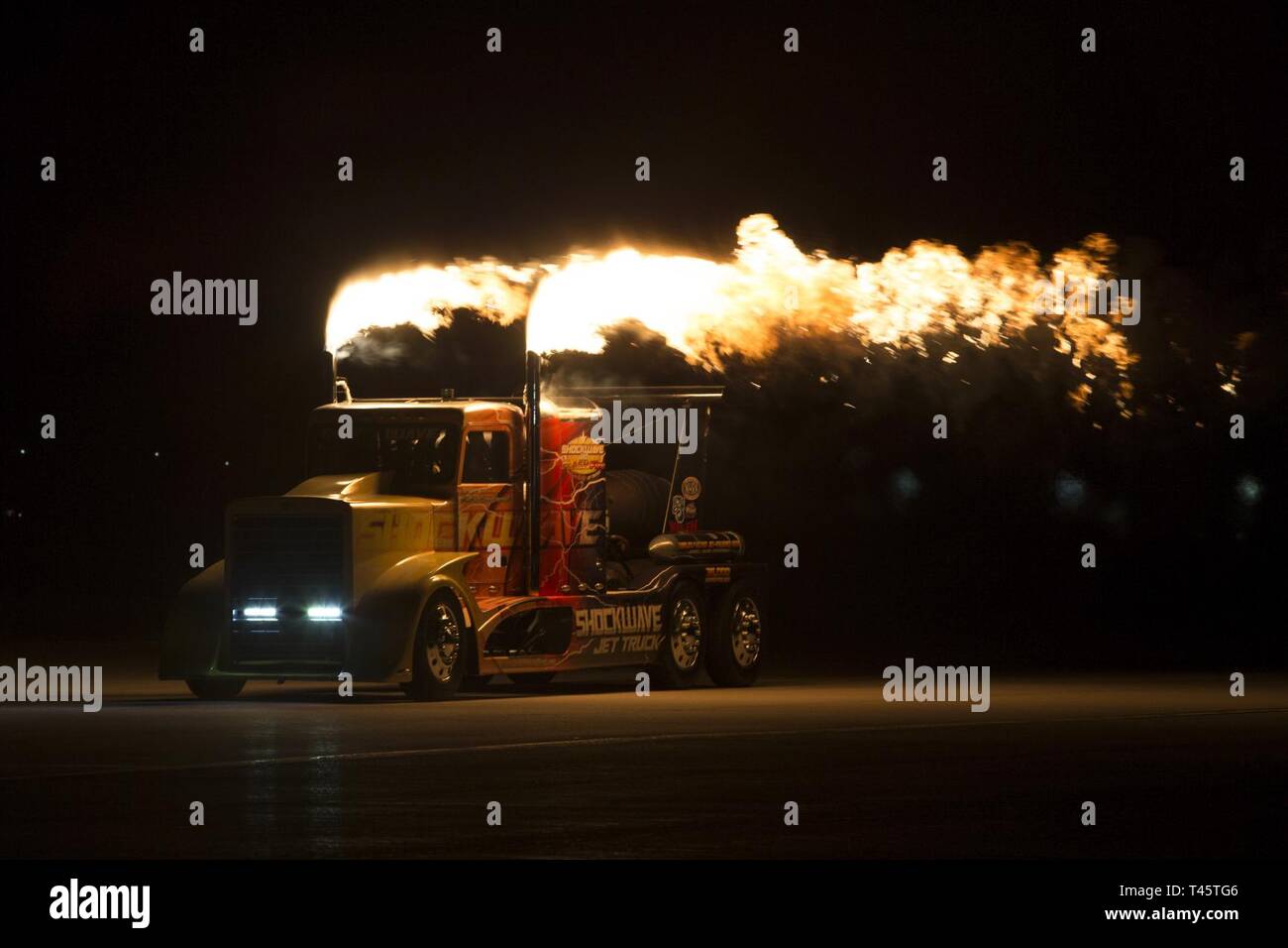 Chris Darnell, conducteur de camion, le Jet Shockwave réduit le Marine Corps Air Station(MCM) Yuma (Arizona), au cours de la ligne de vol Yuma 2019 Airshow 8 Mars, 2019. Le jet de feu Flash Les camions sont le plus rapide des avions à réaction d'atteindre un nombre record de 375 camions en miles par heure. L'airshow est MCAS Yuma's seulement militaire de l'aéronautique de l'année et donne à la communauté une occasion de voir des artistes aériens et terrestres pour libre tout en interagissant avec les Marines et les marins. Banque D'Images