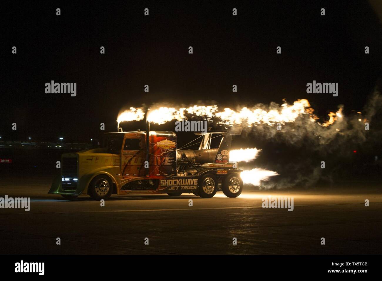 Chris Darnell, conducteur de camion, le Jet Shockwave réduit le Marine Corps Air Station(MCM) Yuma (Arizona), au cours de la ligne de vol Yuma 2019 Airshow 8 Mars, 2019. Le jet de feu Flash Les camions sont le plus rapide des avions à réaction d'atteindre un nombre record de 375 camions en miles par heure. L'airshow est MCAS Yuma's seulement militaire de l'aéronautique de l'année et donne à la communauté une occasion de voir des artistes aériens et terrestres pour libre tout en interagissant avec les Marines et les marins. Banque D'Images