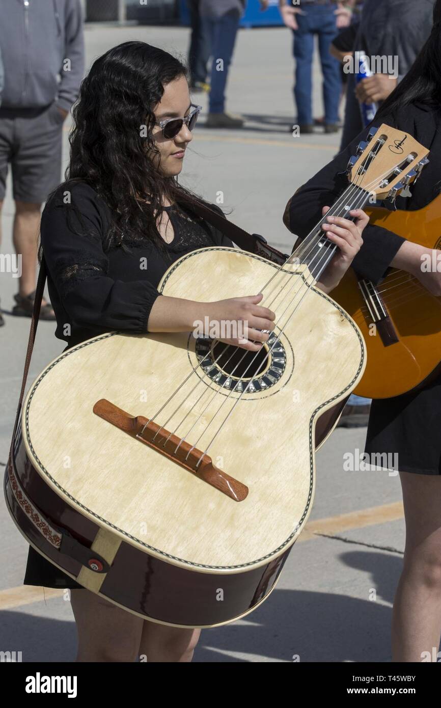 Les étudiants avec San Luis High School Mariachis effectuer à l'Airshow Yuma 2019 organisé par Marine Corps Air Station(MCM) Yuma en Arizona, samedi, 9 mars, 2019. L'airshow est MCAS Yuma's seulement militaire de l'aéronautique de l'année et donne à la communauté une occasion de voir des artistes aériens et terrestres pour libre tout en interagissant avec les Marines et les marins. Banque D'Images